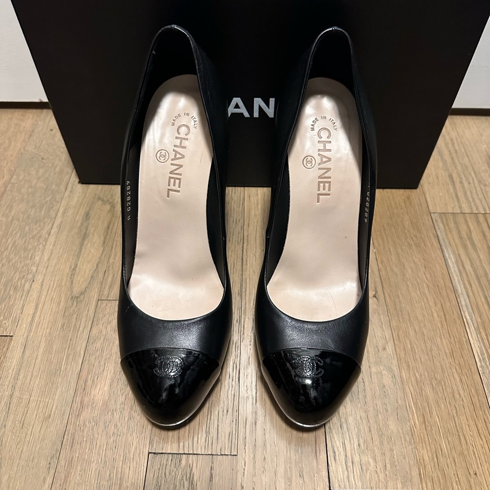 Chanel Size 10 Black Spectator Pump - Picture 2 of 3